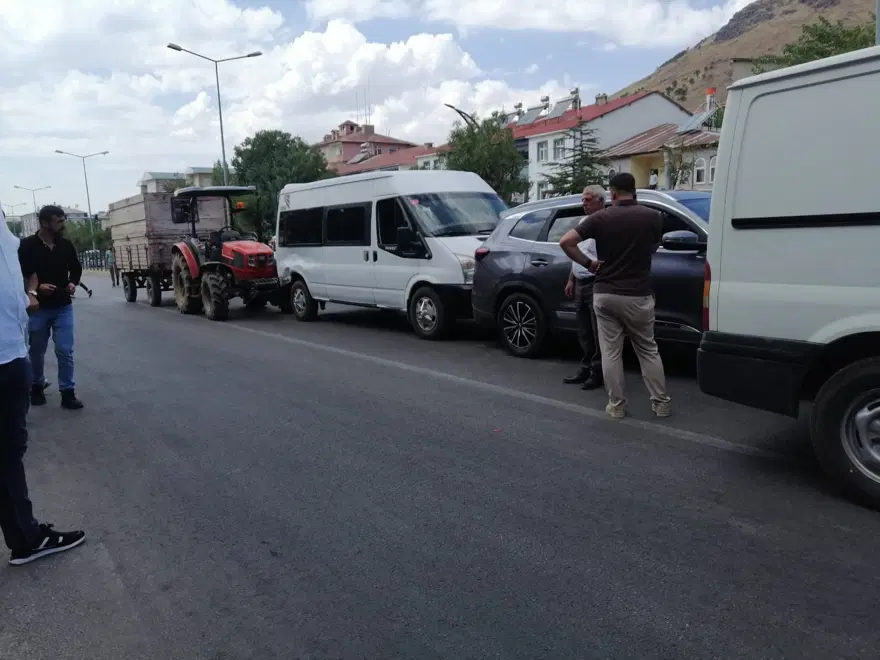 Otomobil, traktör ve iki minibüs birbirine girdi 2