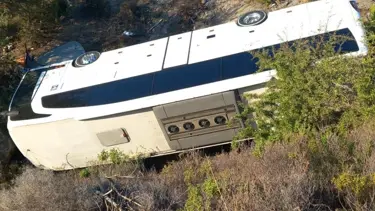 İzmir'de otobüs ile otomobil çarpıştı. 2 ölü