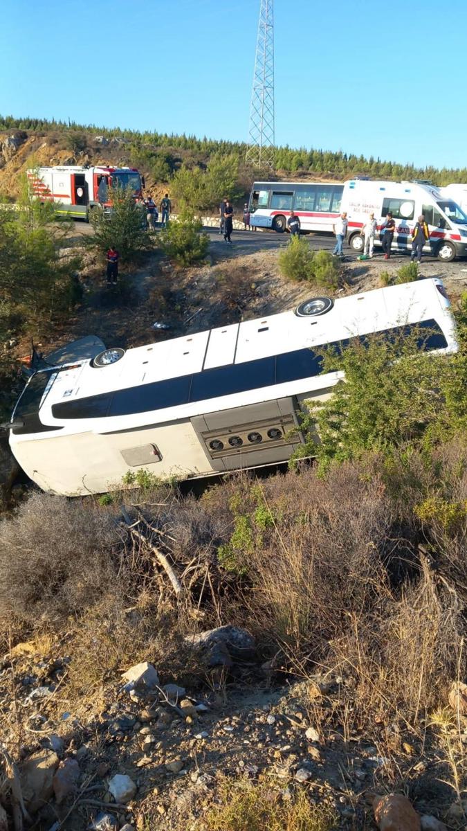 İzmir'de otobüs ile otomobil çarpıştı. 2 ölü
