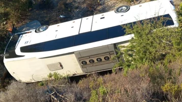 İzmir'de otobüs ile otomobil çarpıştı. 2 ölü