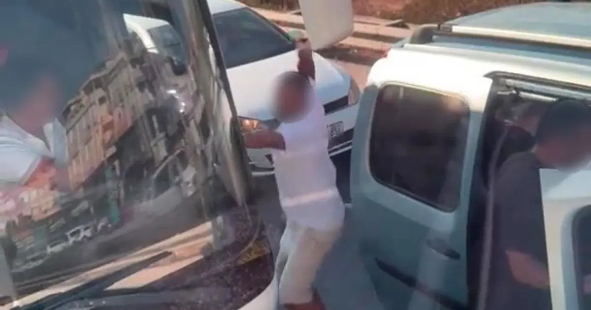 Emniyet şeridinde yol vermeyen şoföre saldırdı, 186 bin lira ceza yedi
