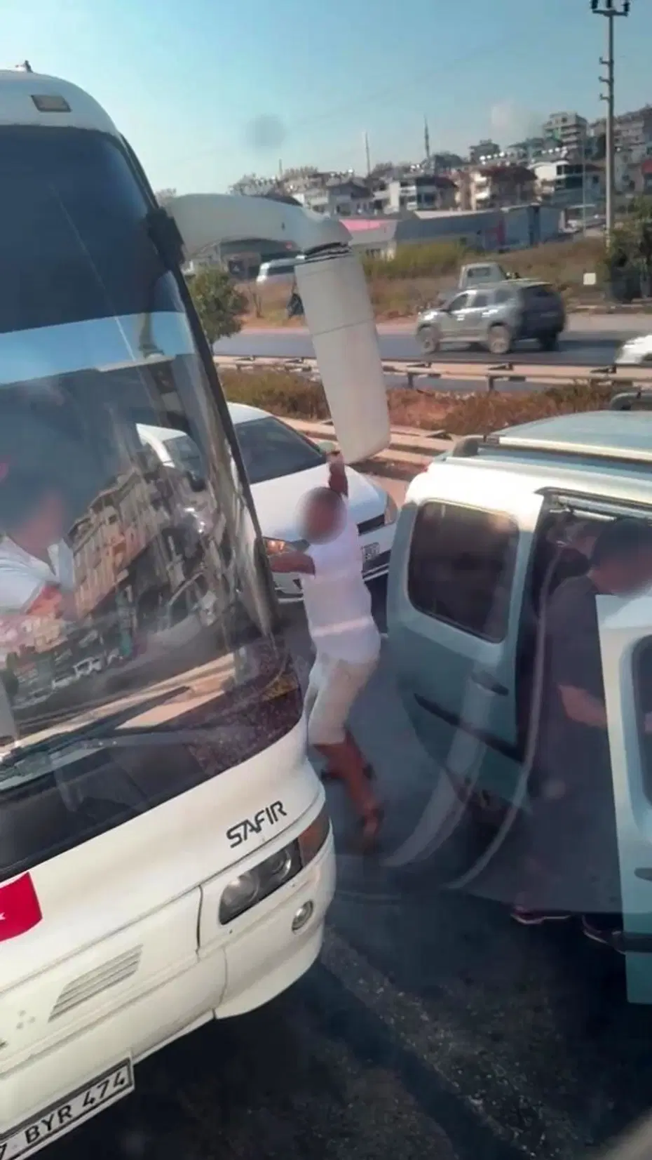 Emniyet şeridinde yol vermeyen şoföre saldırdı, 186 bin lira ceza yedi