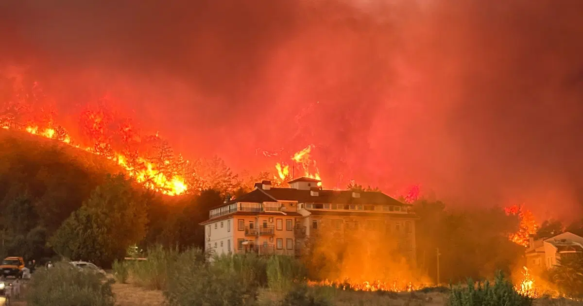 Yangın Fethiye'yi kuşattı, konutlar boşaltılıyor