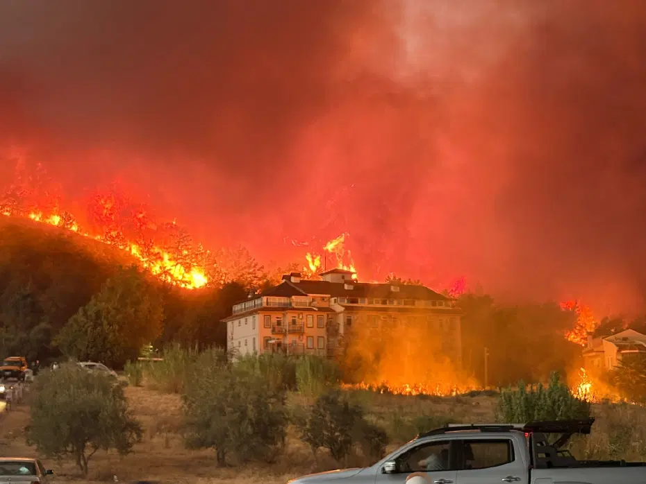 Yangın Fethiye'yi kuşattı, konutlar boşaltılıyor