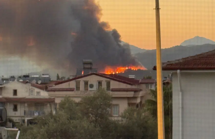 Yangın Fethiye'yi kuşattı, konutlar boşaltılıyor 1 Yangın Fethiye'yi kuşattı, konutlar boşaltılıyor 1