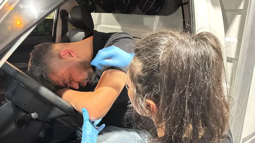 Akaryakıt alırken direksiyonda sızdı. Uyandırma mücadelesi ilginç görüntüler oluşturdu 1