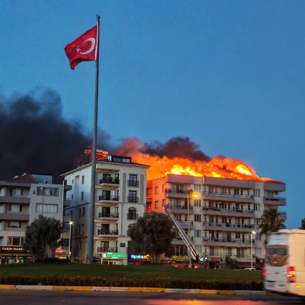 Milas’ta 5 katlı binanın çatısında yangın