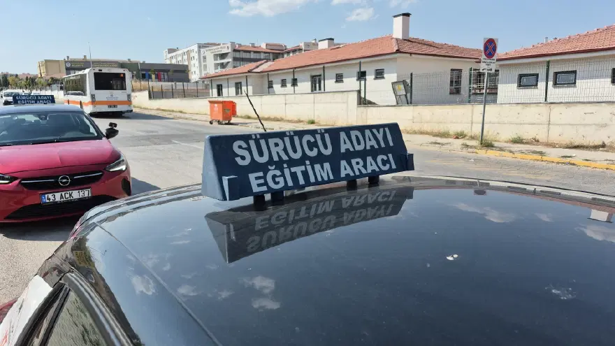 Ehliyet sınavında sil baştan. Ezber dönemi bitti, aday sürücüler akan trafiğe çıkacak 4 Ehliyet sınavında sil baştan. Ezber dönemi bitti, aday sürücüler akan trafiğe çıkacak 4
