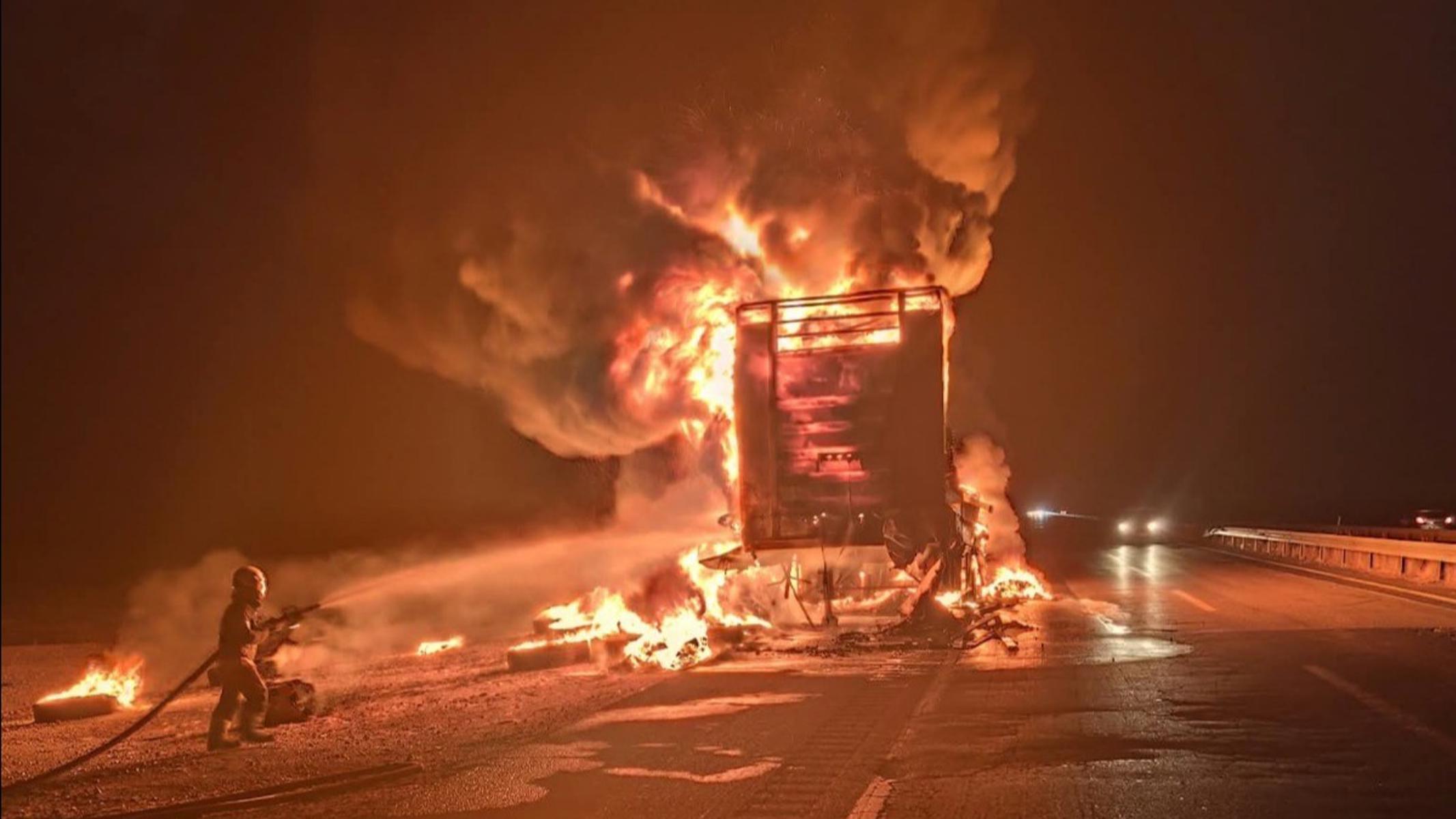 Mardin'de lastik yüklü TIR'da çıkan yangın söndürüldü