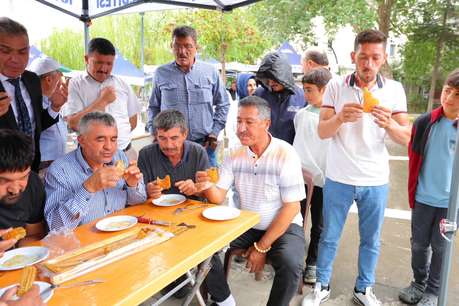Bir oturuşta 1 kilo bal yedi. Yermedi, ''Daha yok mu'' dedi