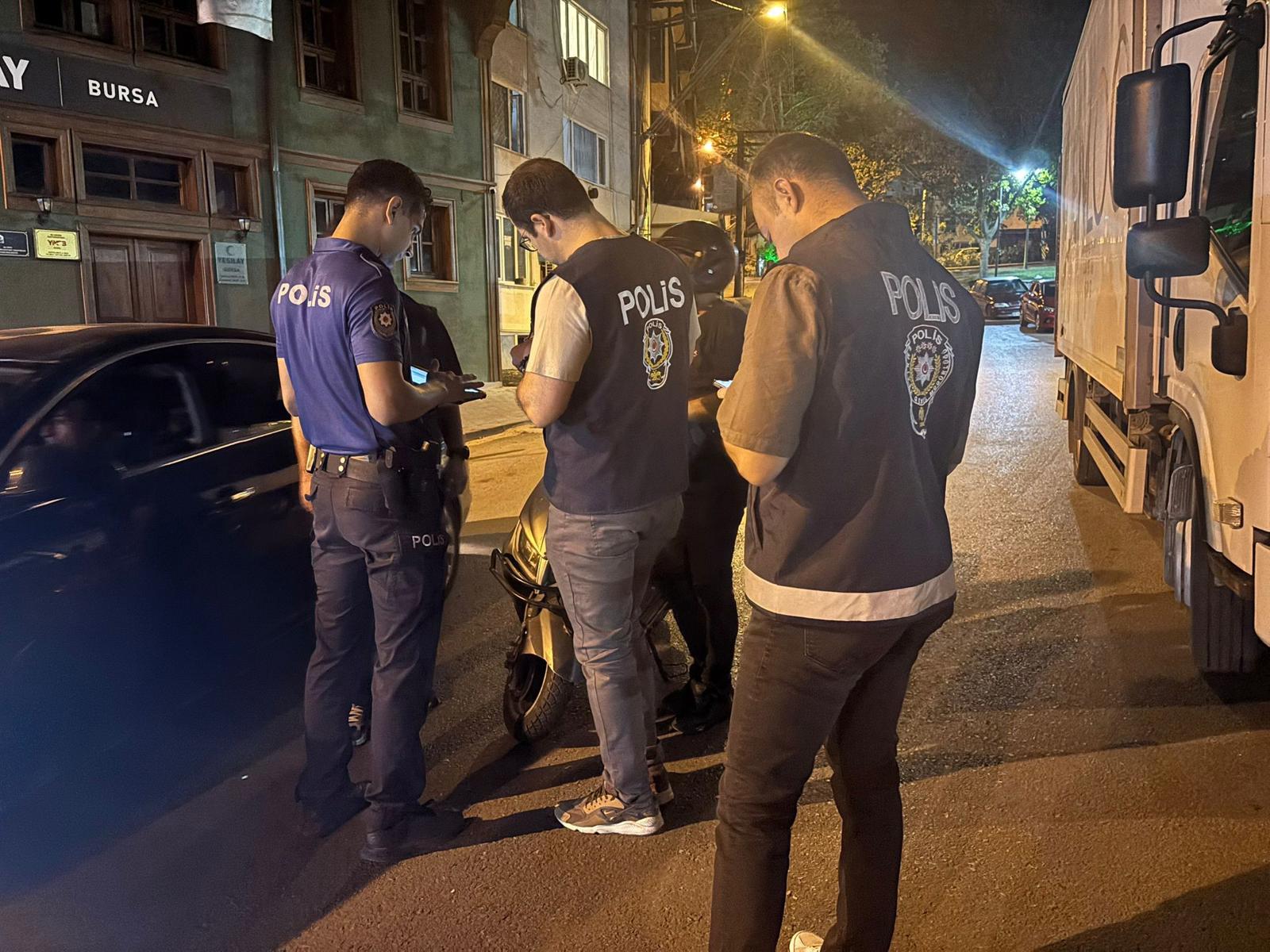 Bursa'da "huzur" uygulaması. 3 aranan şahıs yakalandı