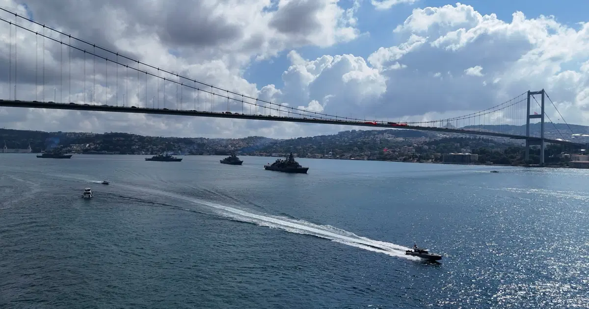 Donanma gemilerinden Boğaz’da 30 Ağustos geçişi