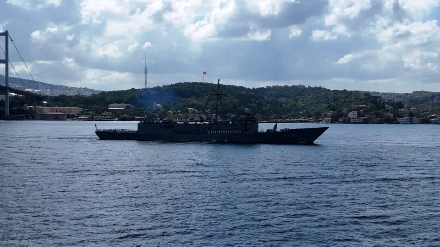 Donanma gemilerinden Boğaz’da 30 Ağustos geçişi 2