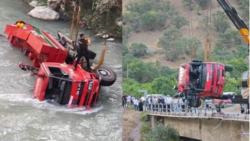 Orman yangınına giderken Zap Suyu'na düşen arazöz çıkarıldı