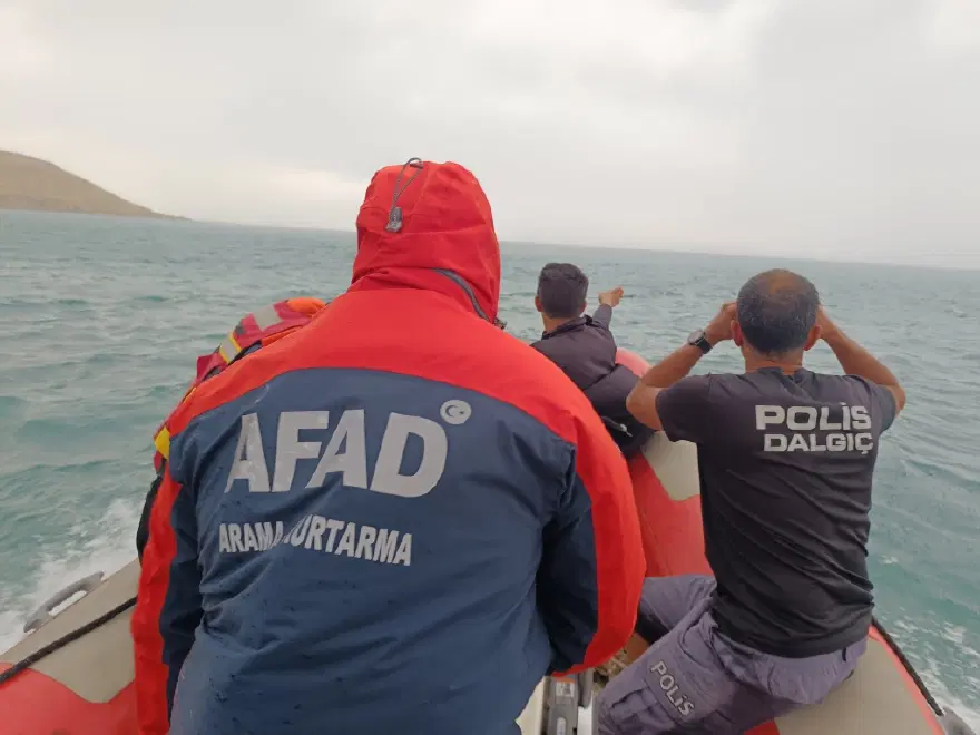 Van Gölü'nde can simidiyle açılan 3 kişi mahsur kaldı 1 Van Gölü'nde can simidiyle açılan 3 kişi mahsur kaldı 1
