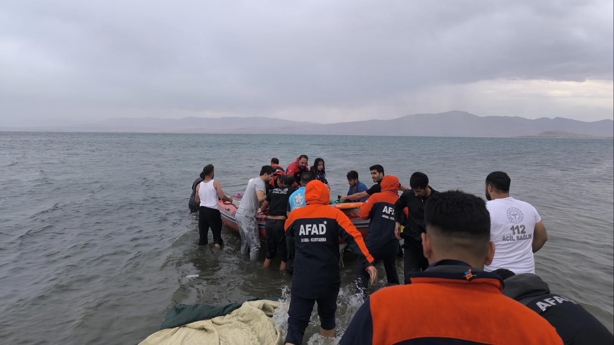 Van Gölü'nde can simidiyle açılan 3 kişi mahsur kaldı