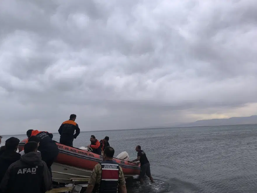 Van Gölü'nde can simidiyle açılan 3 kişi mahsur kaldı 3 Van Gölü'nde can simidiyle açılan 3 kişi mahsur kaldı 3