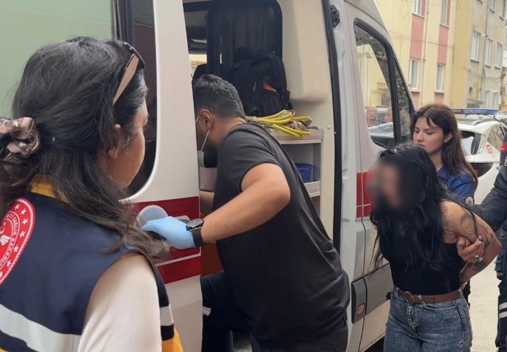 Çekiçle apartmanı birbirine kattı. Korkan oğlunu polis sakinleştirdi