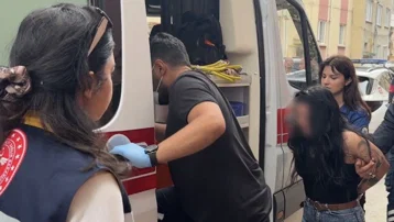 Çekiçle apartmanı birbirine kattı. Korkan oğlunu polis sakinleştirdi