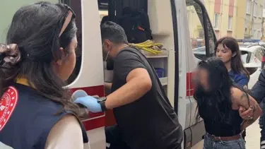 Çekiçle apartmanı birbirine kattı. Korkan oğlunu polis sakinleştirdi