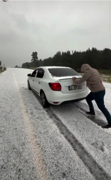 Ağustos ayında kar sürprizi. Araçlar yollarda mahsur kaldı, her yer beyaza büründü