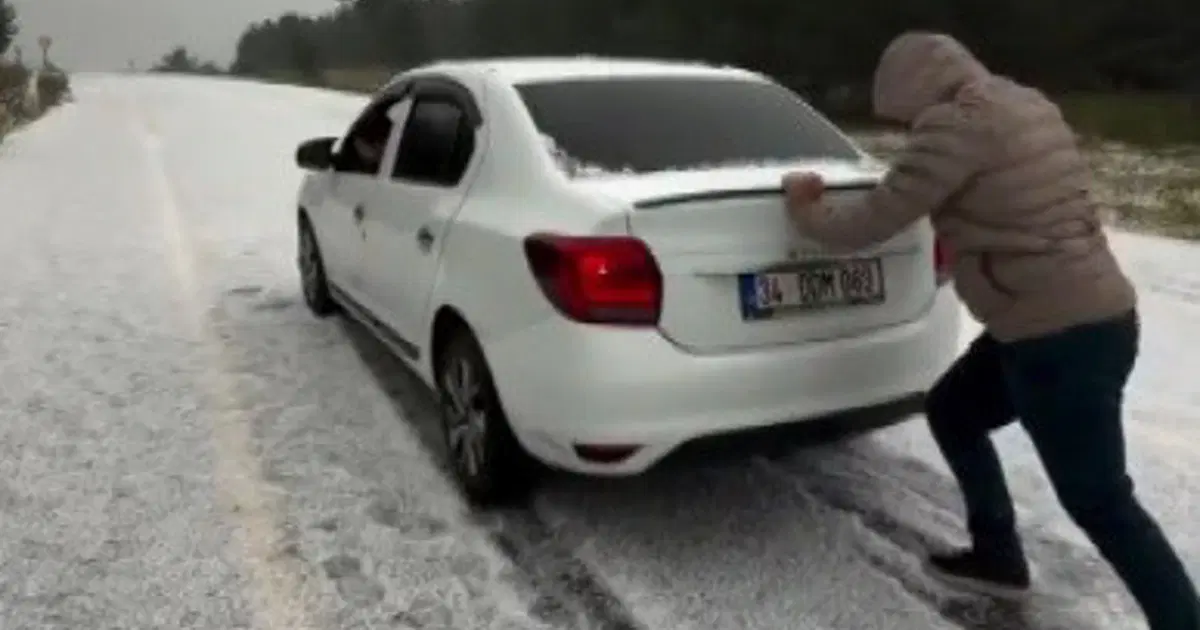 Ağustos ayında kar sürprizi. Araçlar yollarda mahsur kaldı, her yer beyaza büründü