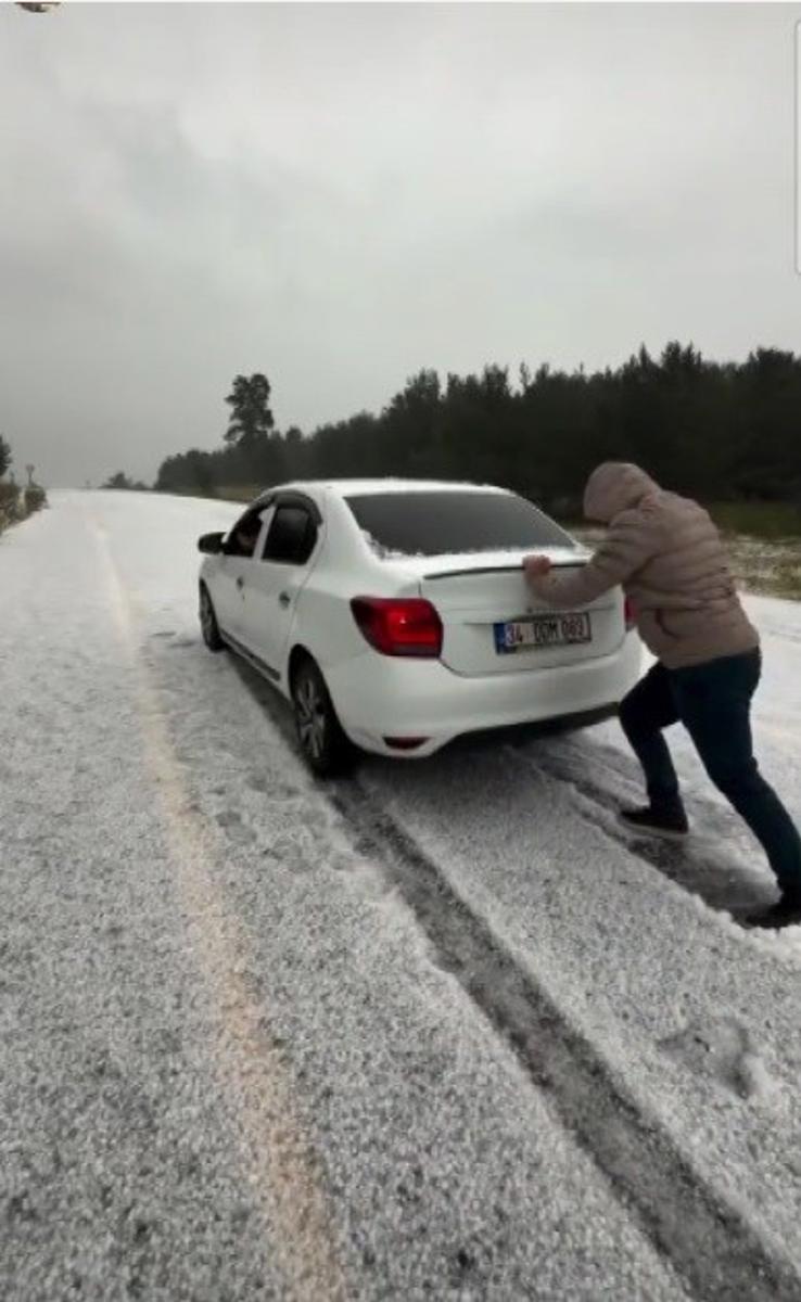 Ağustos ayında kar sürprizi. Araçlar yollarda mahsur kaldı, her yer beyaza büründü