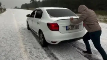 Sarıkamış’a yağan dolu yolları beyaza bürüdü