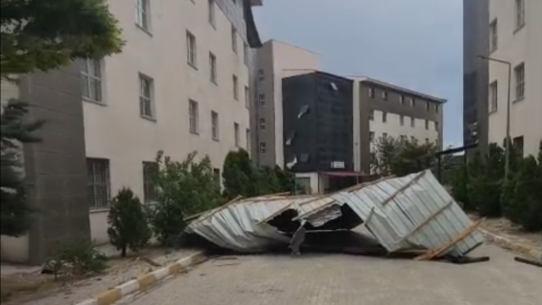 Van'da şiddetli fırtına. KYK öğrenci yurdunun çatısı yerinden koparak uçtu