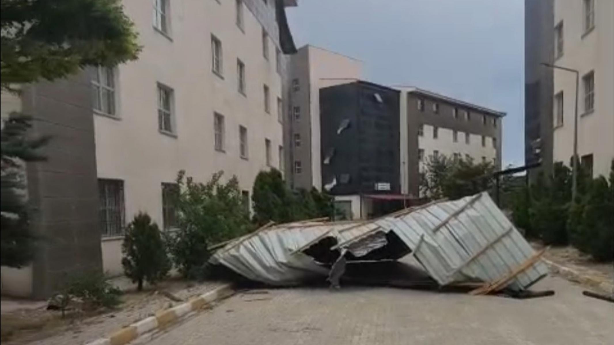 Van'da şiddetli fırtına. KYK öğrenci yurdunun çatısı yerinden koparak uçtu