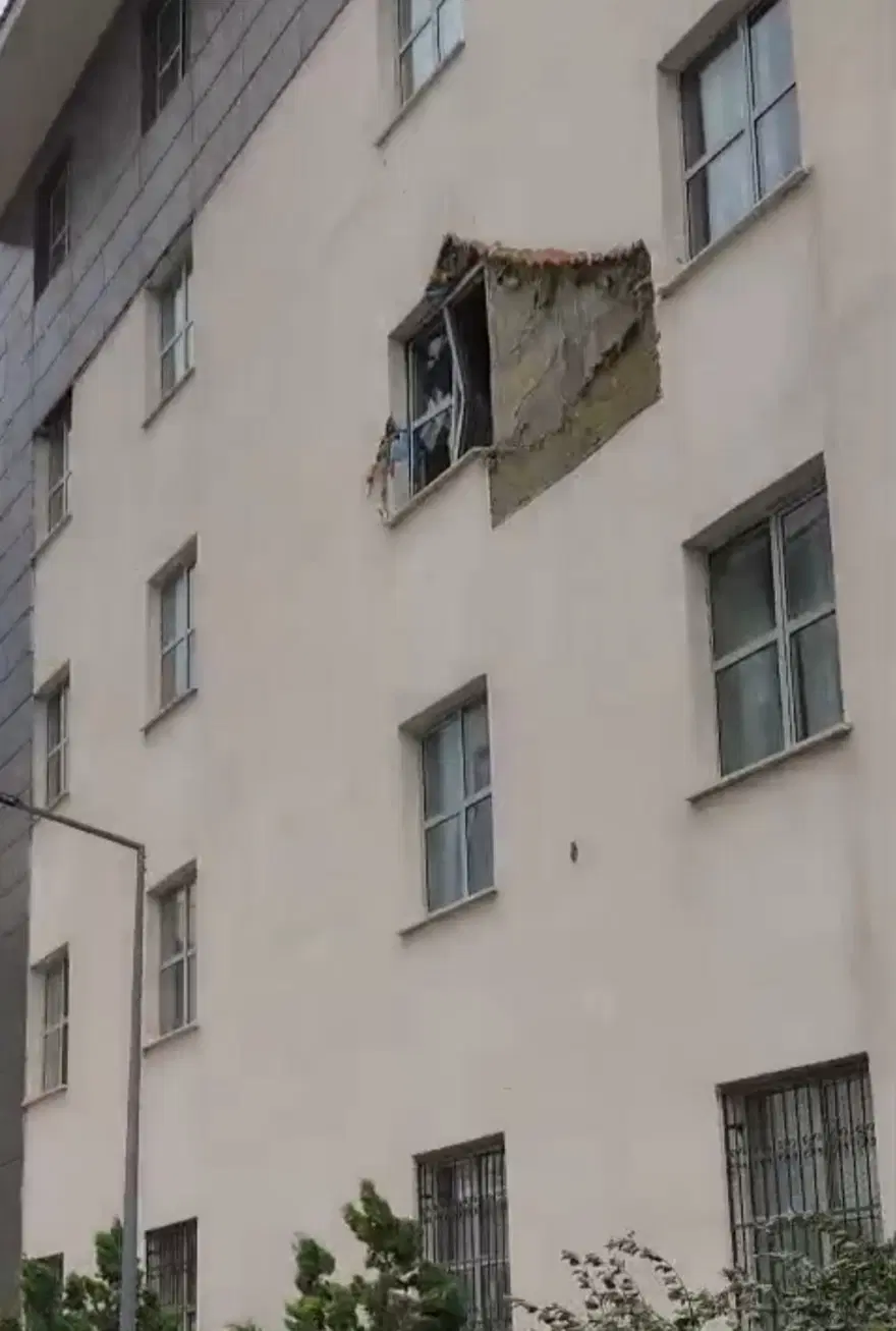 Van'da şiddetli fırtına. KYK öğrenci yurdunun çatısı yerinden koparak uçtu 2 Van'da şiddetli fırtına. KYK öğrenci yurdunun çatısı yerinden koparak uçtu 2