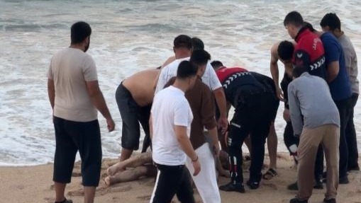 Kıyıda otururken dalga denize sürükledi, hayatını kaybetti