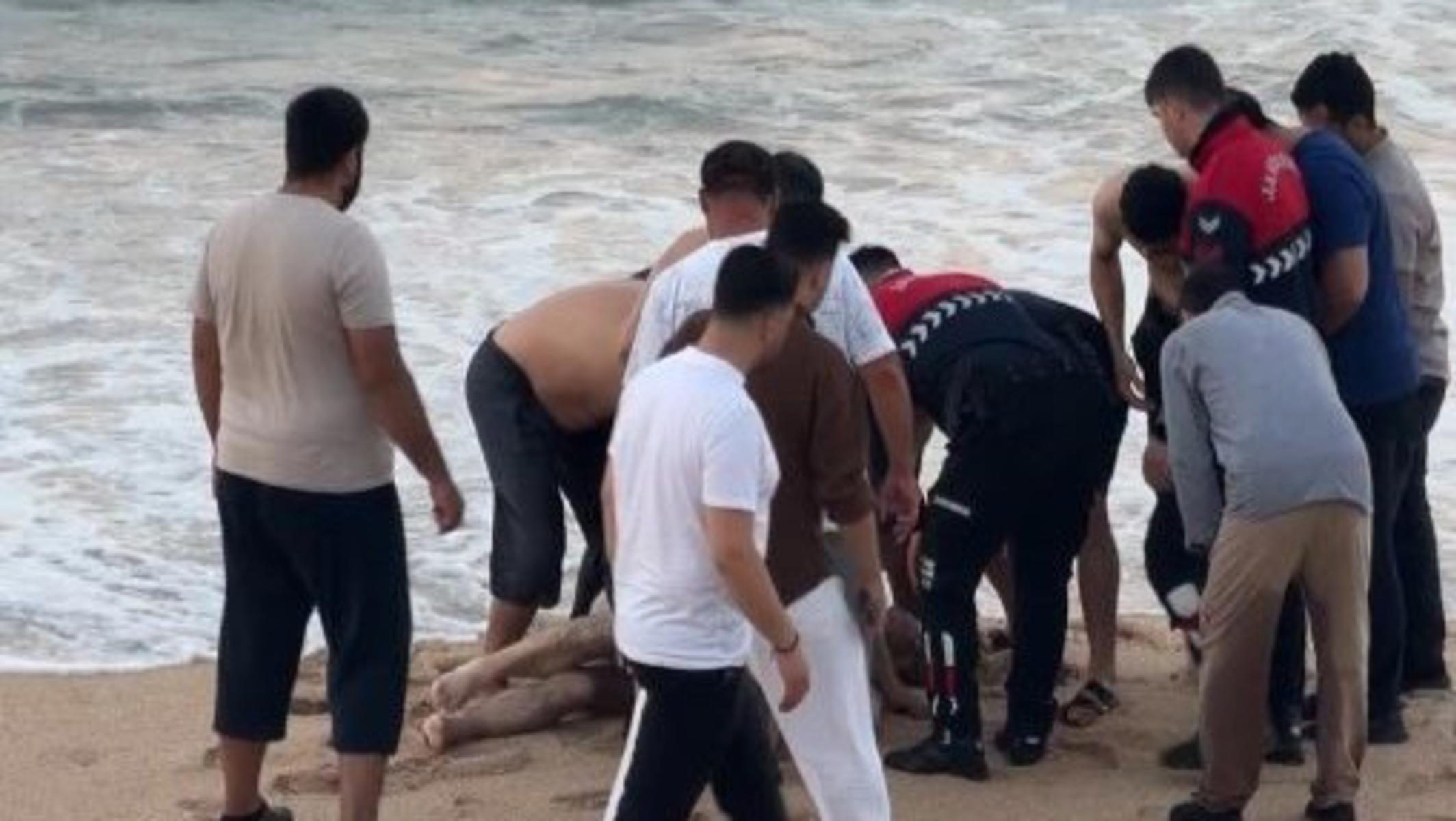 Kıyıda otururken dalga denize sürükledi, hayatını kaybetti