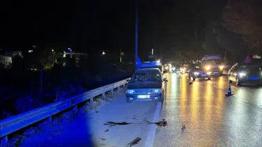 Aracına yakıt dolduran sürücüye kamyonet çarptı, hayatını kaybetti