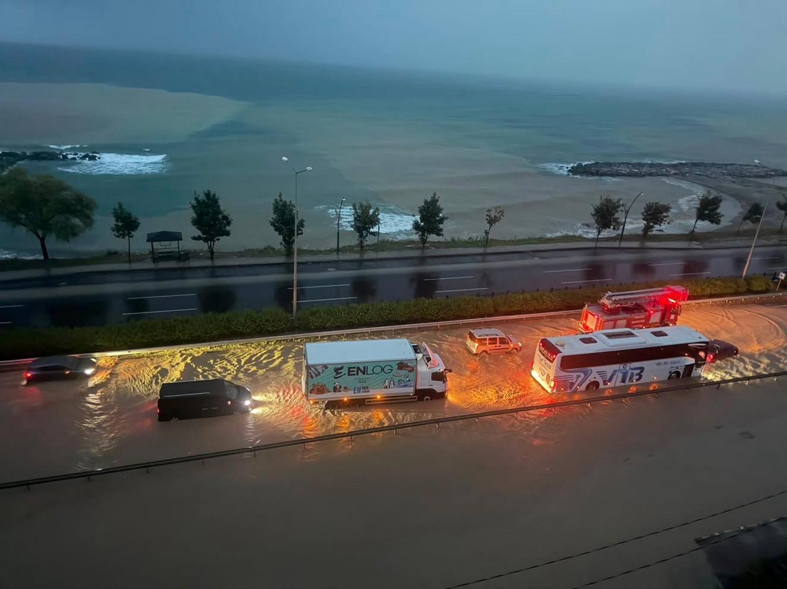 Giresun'daki sağanak sonrası Karadeniz Sahil Yolu’nu su bastı
