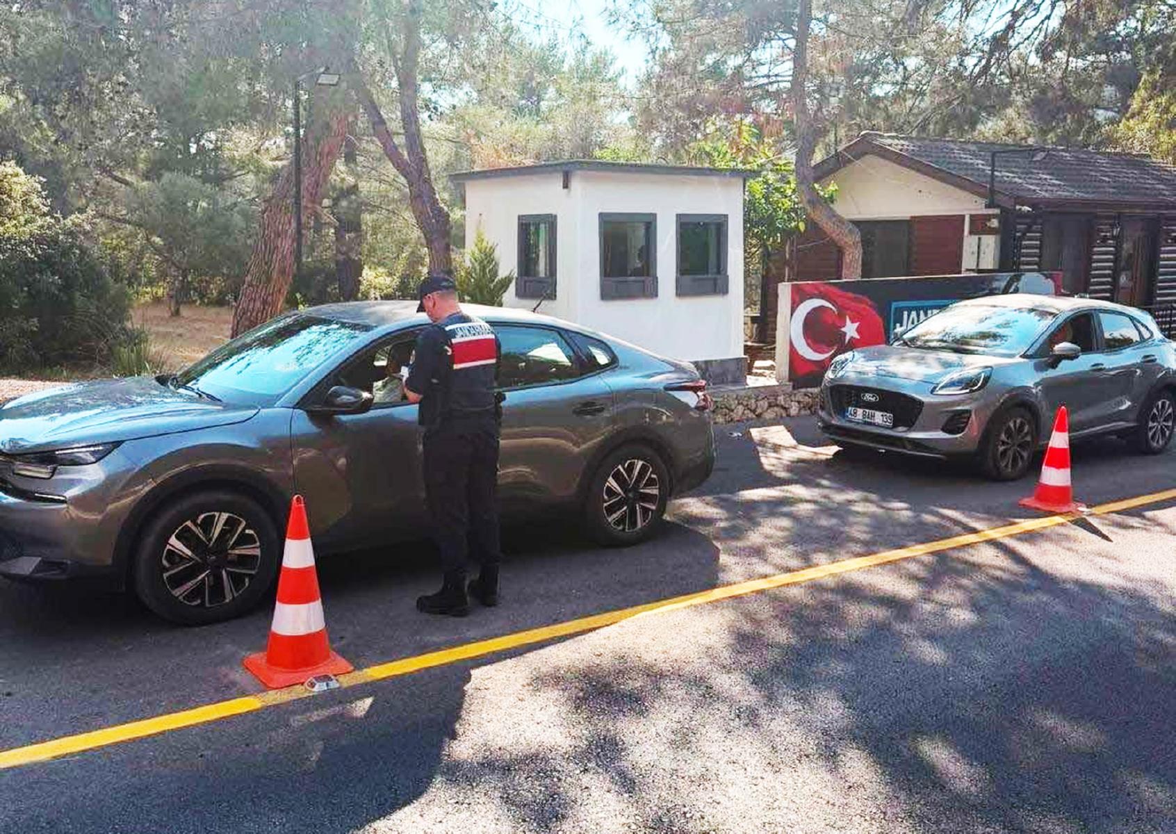 Muğla'da Jandarma trafik denetimlerinde 155 araç trafikten men edildi