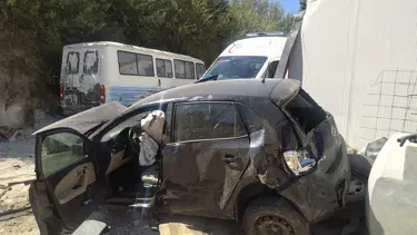 Otomobil 20 metreden savrulup iş yerine çarptı