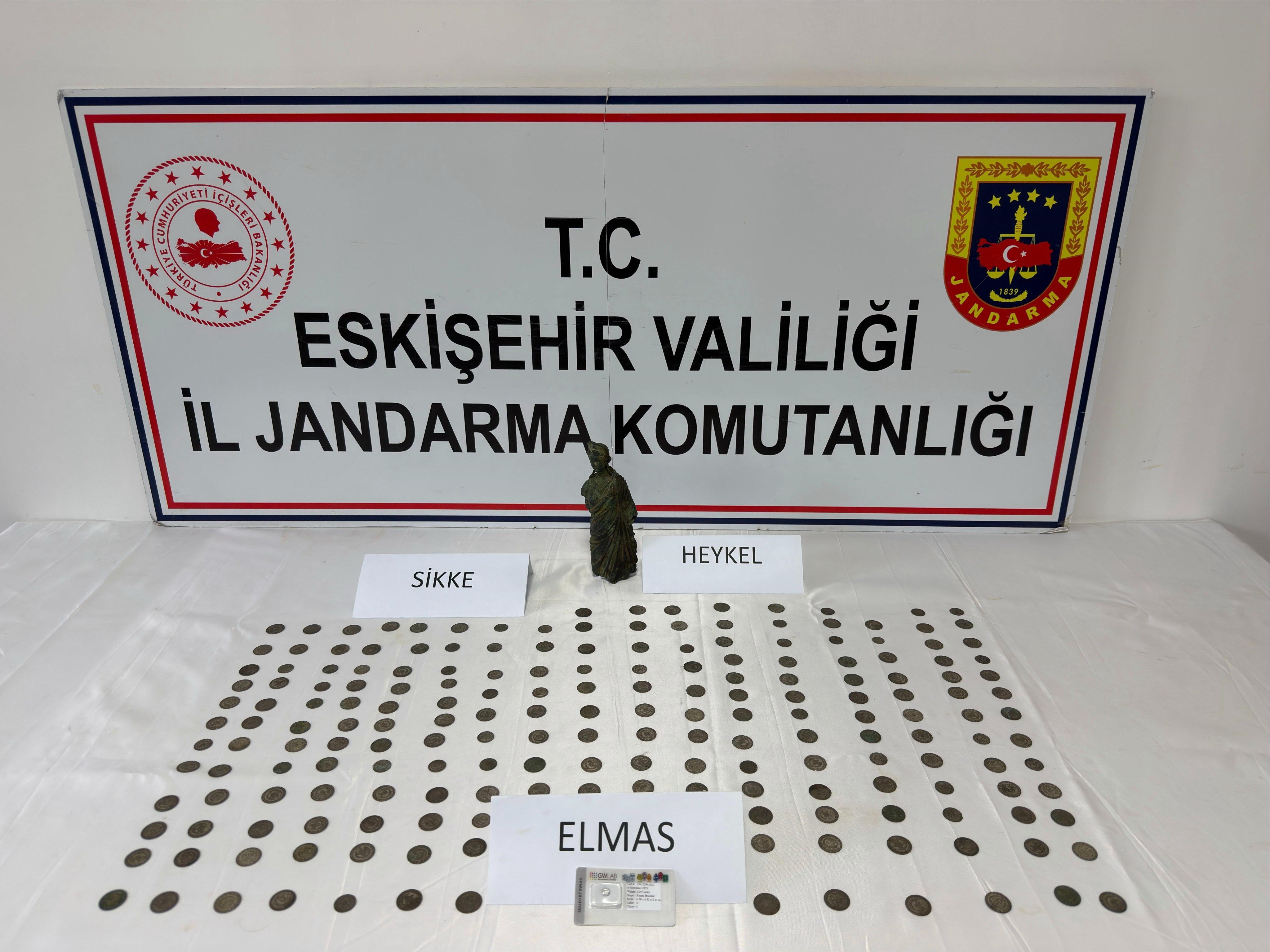 Eskişehir'de tarihi eser operasyonu. Elmas, heykel ve 194 sikke ele geçirildi