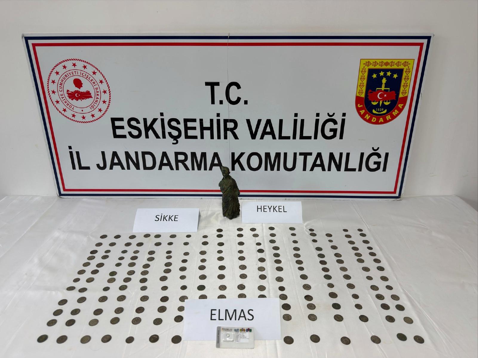Eskişehir'de tarihi eser operasyonu. Elmas, heykel ve 194 sikke ele geçirildi