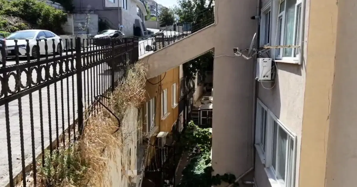 Şile'de üzerinden yol geçen bina dikkat çekiyor. Sosyal medyada gündem oldu