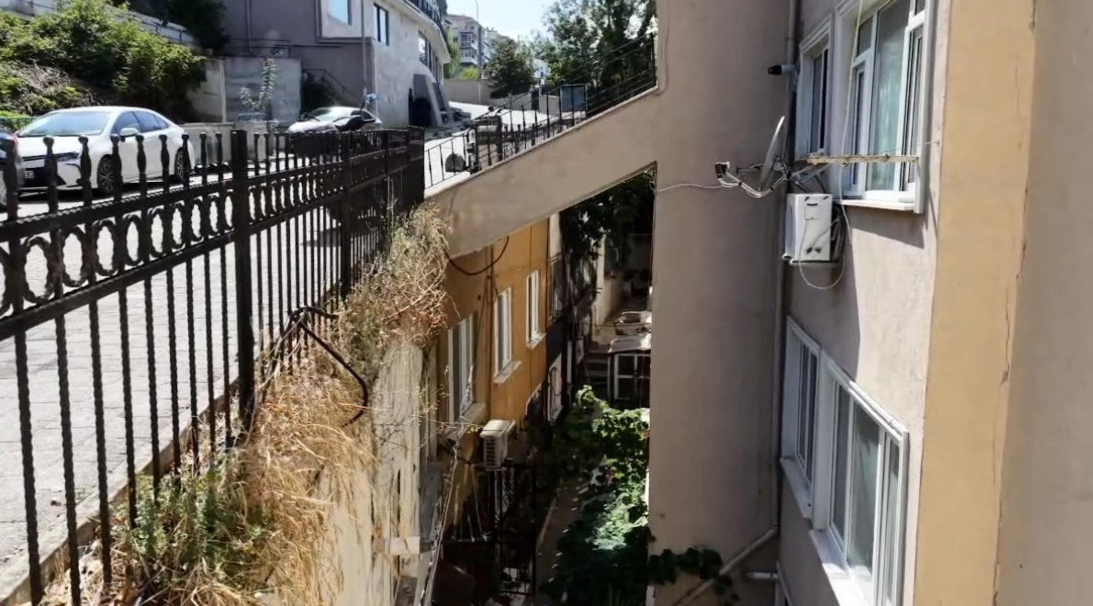 Şile'de üzerinden yol geçen bina dikkat çekiyor. Sosyal medyada gündem oldu