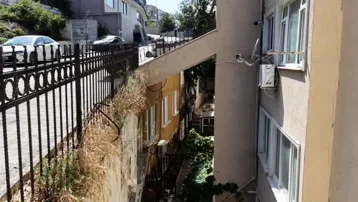 Şile'de üzerinden yol geçen bina dikkat çekiyor. Sosyal medyada gündem oldu