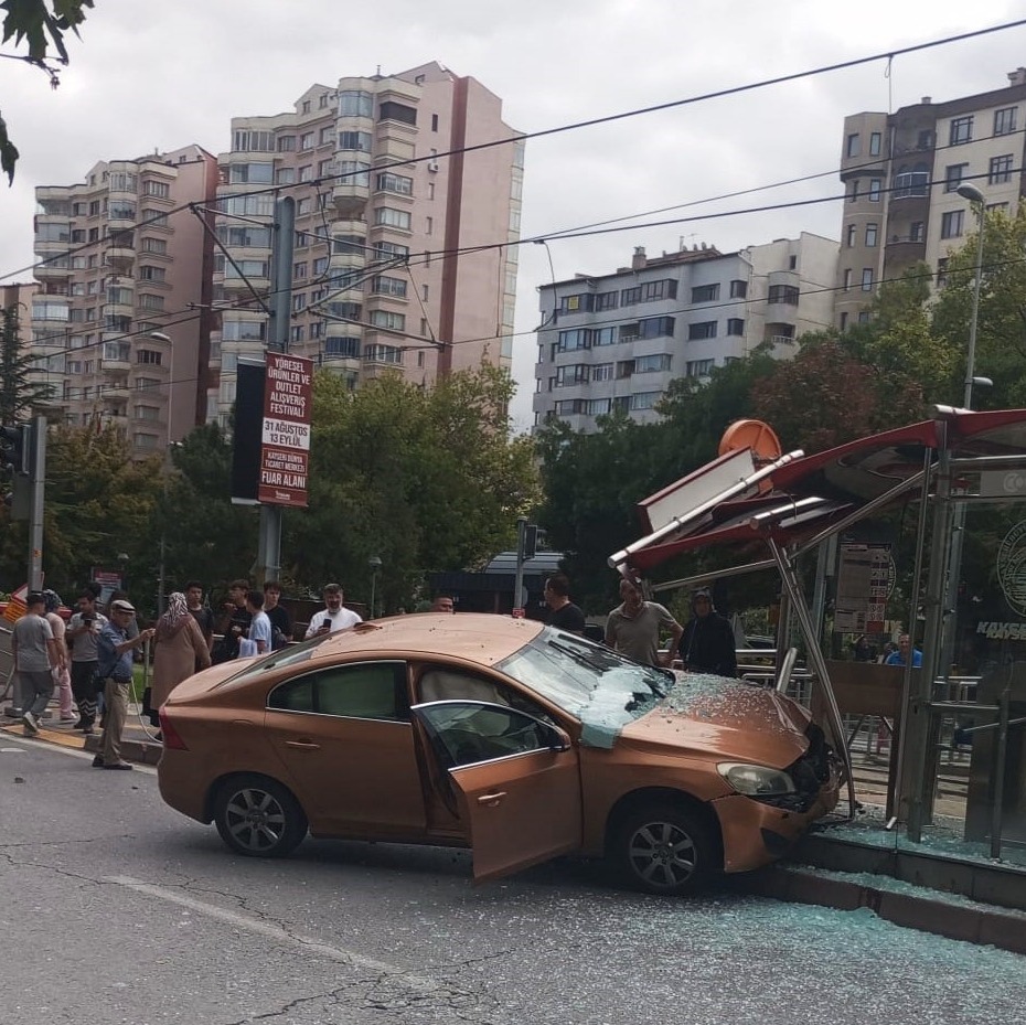 Otomobil tramvay durağına girdi, bekleyenler kıl payı kurtuldu