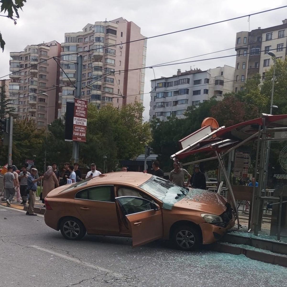 Otomobil tramvay durağına girdi, bekleyenler kıl payı kurtuldu