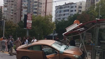 Otomobil tramvay durağına girdi, bekleyenler kıl payı kurtuldu