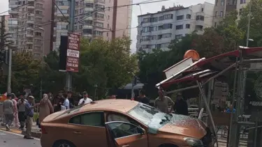Otomobil tramvay durağına girdi, bekleyenler kıl payı kurtuldu