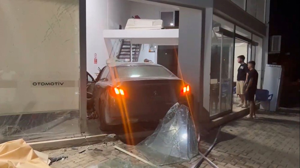 Virajı alamayan otomobil iş yerine girdi