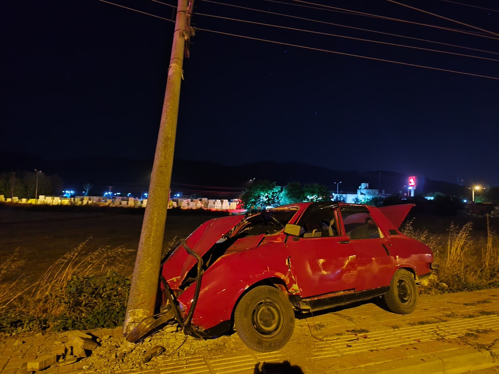 Otomobil yolun karşısına geçmeye çalışan aileye çarptı
