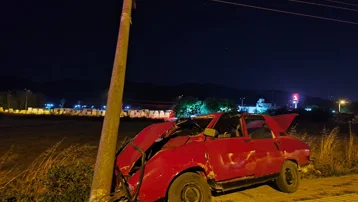 Otomobil yolun karşısına geçmeye çalışan aileye çarptı