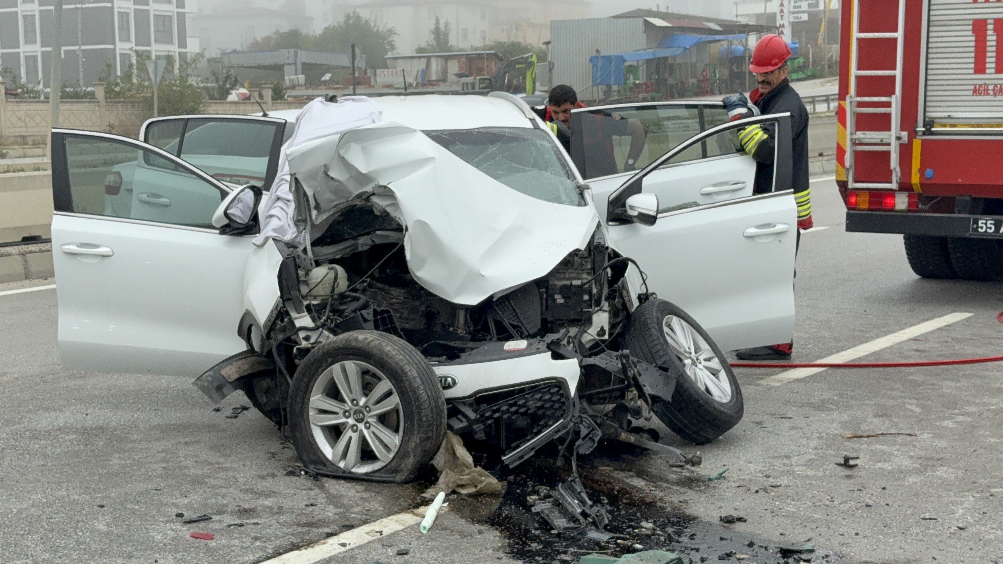 Samsun'da SUV tipi araç direğe çarptı. 1 ölü, 3 yaralı